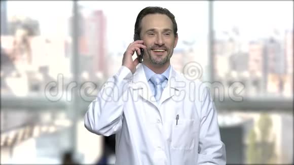 快乐的白种人药剂师在电话里交谈视频的预览图