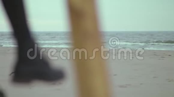 女孩坐在海边微笑视频的预览图
