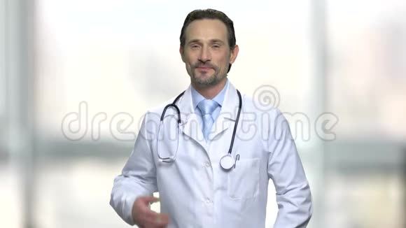 微笑医生用听诊器的肖像视频的预览图