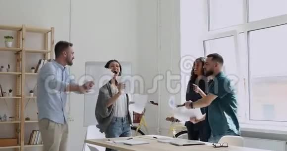 兴奋的混合种族员工跳舞享受办公室聚会视频的预览图
