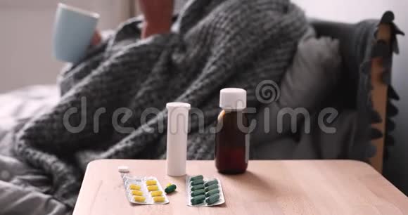 大病妇在床上擤鼻涕近感冒药视频的预览图