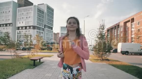 早上慢跑的女孩听音乐她穿着运动服沿着城市的人行道跑视频的预览图