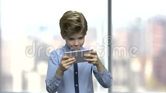帅哥在智能手机上玩电子游戏视频的预览图