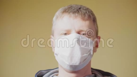 一个戴着医疗面具的人戴着头罩流感大流行视频的预览图