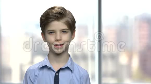 吸引人的小男孩的肖像视频的预览图