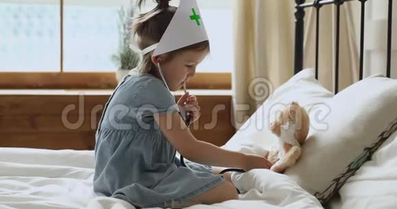 小可爱的孩子用听诊器扮演兽医视频的预览图