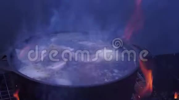 鱼汤uha在火上视频的预览图