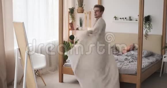 男人在卧室里用毯子跳舞视频的预览图