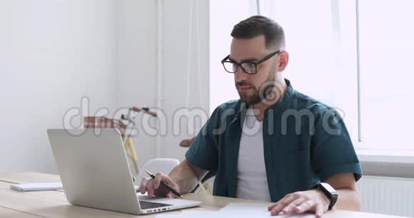 有活力的年轻男性自由职业者在电脑上工作做文书工作视频的预览图