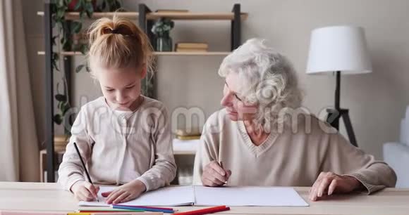 快乐的祖母帮助学龄儿童孙女视频的预览图