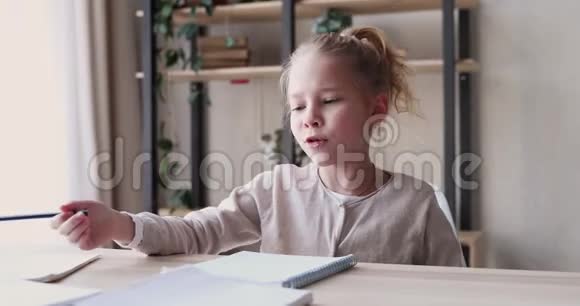 有趣的学龄女孩独自学习感到无聊或疲惫视频的预览图