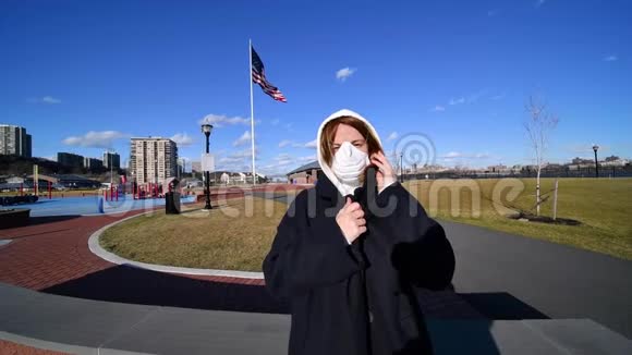 女人在街上戴着病毒流行和流感的防护面具健康和安全生命概念视频的预览图