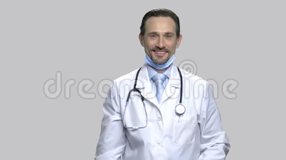 微笑的医生展示药瓶视频的预览图