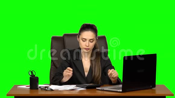 工作场所的女商人从事财务工作用计算器计算并填写文件绿色视频的预览图