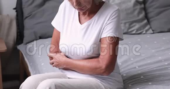 生病的老年妇女感到腹部疼痛视频的预览图