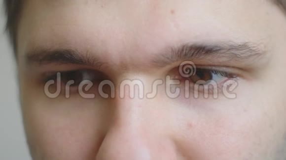 一个年轻人在电脑上工作的眼睛和脸的特写视频的预览图