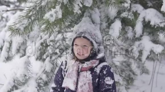 一个小女孩在雪地森林里的特写镜头视频的预览图