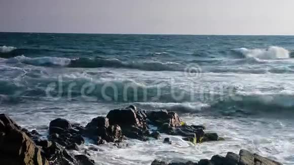 海浪冲击着海岸上的岩石视频的预览图