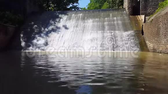 水坝有水流视频的预览图
