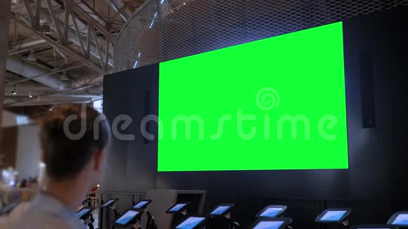 绿色屏幕概念女人看墙空白互动绿色显示视频的预览图