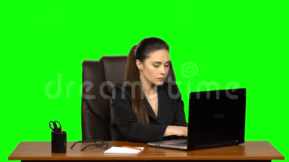 女人热情地在笔记本电脑后面工作当她看到结果时她会非常沮丧绿色屏幕视频的预览图