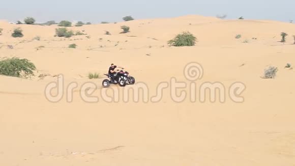 在沙漠中慢动作的肌肉男视频的预览图