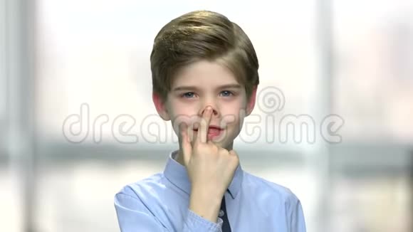 小男孩做一张滑稽的猪鼻子脸视频的预览图