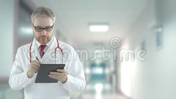 医生在药片里填写清单红色摄像机拍摄视频的预览图