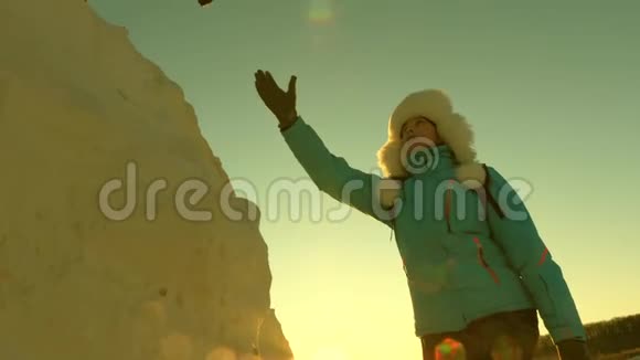 自由女旅行者牵手爬山登山旅行者爬上一座山在一群游客中工作aa视频的预览图