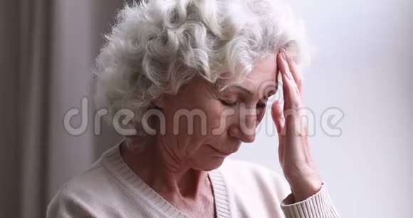 患病老年妇女高血压患者头痛概念视频的预览图