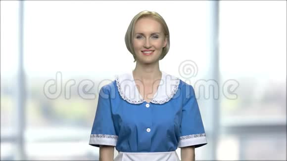 微笑的女仆拿着一瓶洗涤剂视频的预览图