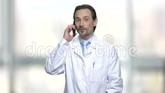 穿着白色外套的开朗男人在打电话视频的预览图
