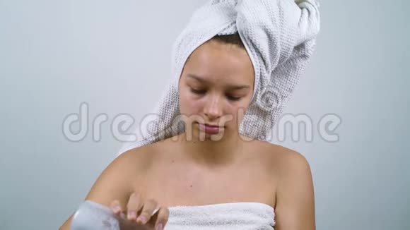 青春痘问题少女沐浴后用洗剂洁面视频的预览图