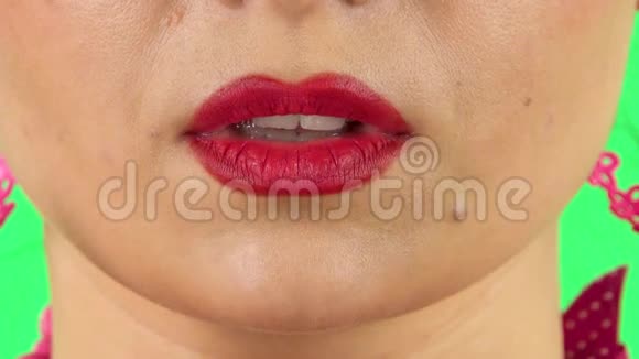 女孩用红色口红涂嘴唇关门视频的预览图