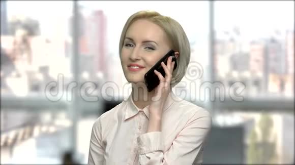 卖弄风情的女人用手机说话视频的预览图