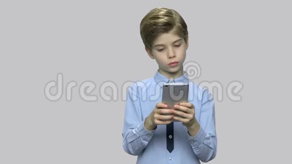 孩子在智能手机上浏览互联网视频的预览图