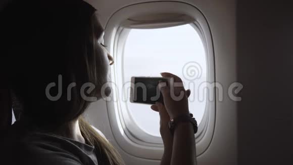 女孩在客舱外的特写镜头上打电话视频的预览图