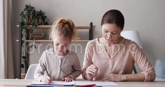 年幼的母女一起画彩色铅笔视频的预览图