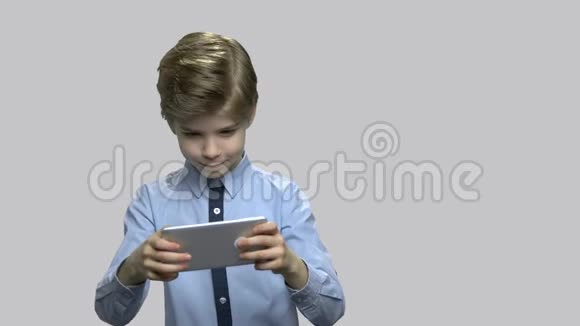 小男孩使用智能手机的肖像视频的预览图