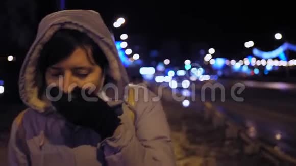 夜间繁忙道路旁戴防护面罩的年轻女子肖像视频的预览图