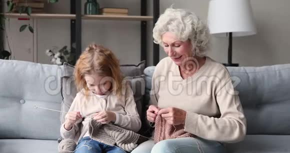 幸福二代家庭奶奶孙女一起编织视频的预览图