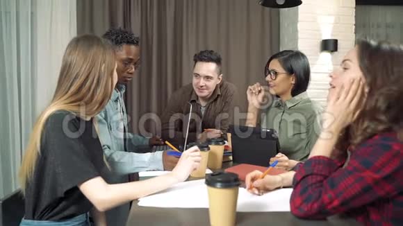 在现代办公室会见创意商业团队多种族的年轻人讨论创业想法视频的预览图