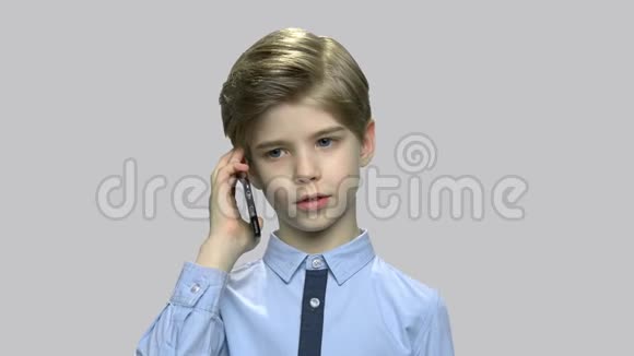 可爱的男孩在电话里前景视频的预览图