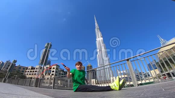 人用跳绳在迪拜的城市景观背景上跳跃慢动作视频的预览图