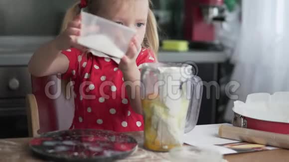 小女孩在厨房做蛋糕视频的预览图