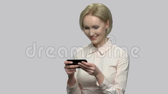 微笑商务女性使用手机视频的预览图