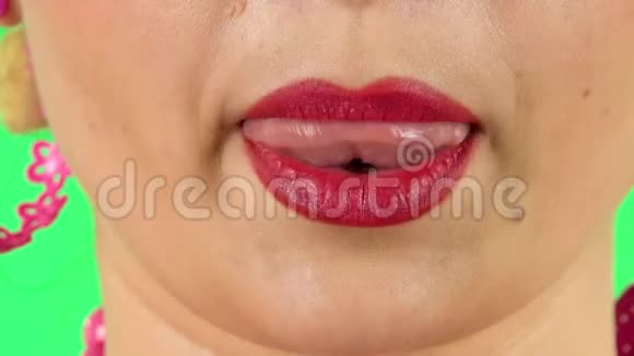 红唇的年轻女子露出舌头做鬼脸闭合视频的预览图