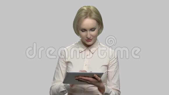 商业女性使用数字平板电脑视频的预览图