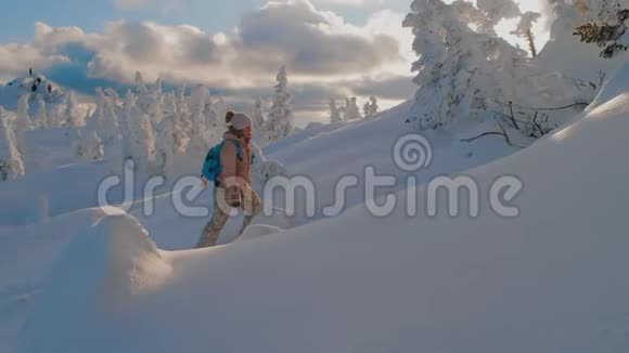 冬天女人徒步上山视频的预览图