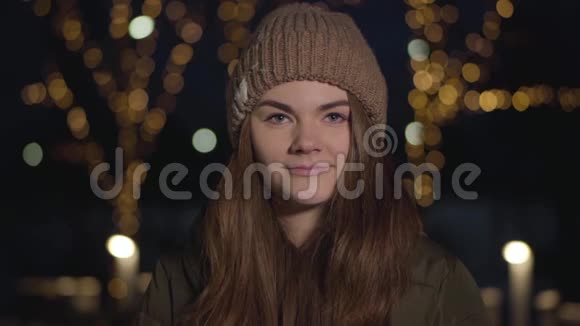 快乐的漂亮白人女孩慢慢地在脸上滚雪球看着相机微笑快乐美丽的女人视频的预览图